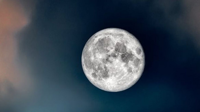 Учени откриха нов и възобновяем източник на вода на Луната