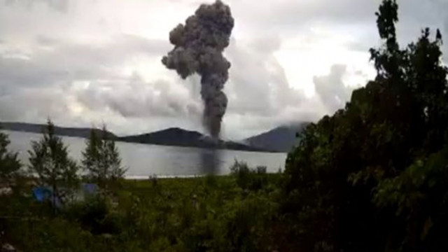 Потомъкът на прословутия вулкан Кракатау в Индонезия изригна няколко пъти