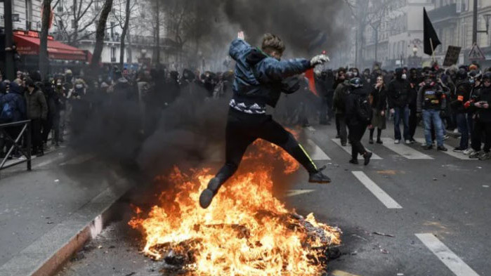 Сблъсъци между полицията и протестиращите избухнаха днес в Париж. И
