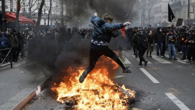 Отново сблъсъци в Париж, полицията разпръсна протестиращите със сълзотворен газ
