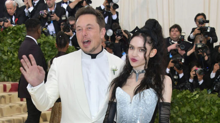 В момента Илон Мъск и Grimes са разделени. Още половин