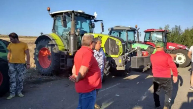 Продължава протестът на зърнопроизводителите въпреки че те вчера се срещнаха