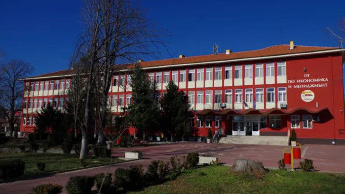 Хванаха ученик, заплашил с бомба в гимназия в Пазарджик
