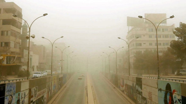 Пясъчна буря връхлетя централната част на Ирак включително Багдад като това