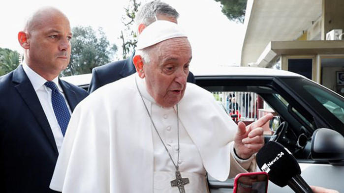 Папа Франциск след изписването му: Все още съм жив