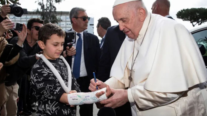 Папа Франциск е изписан от болницата