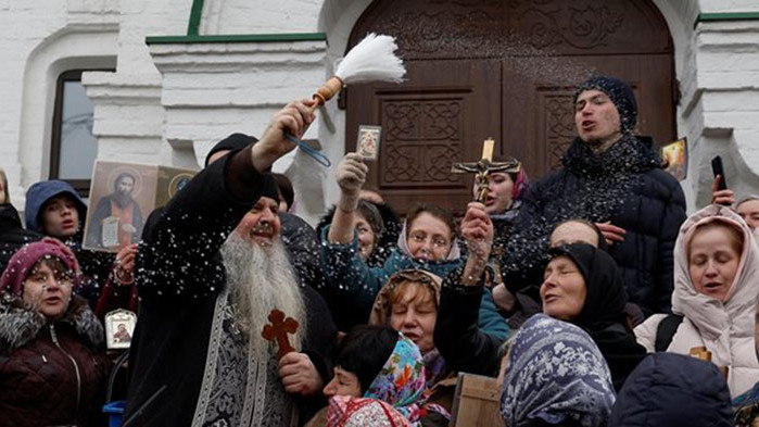 Богомолци пред Киево-Печорската лавра в защита на монаси, обвинени за връзки с Москва