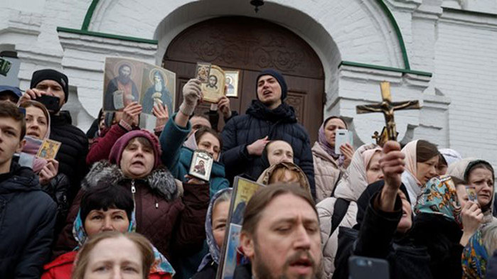 Богомолци пред Киево-Печорската лавра в защита на монаси, обвинени за връзки с Москва