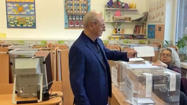 Почетният председател на ДПС Ахмед Доган гласува на изборите за