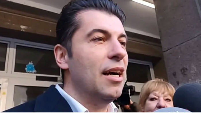 Кирил Петков гласува с машина, за да пътува за 3 часа от София до Варна, а не за 5