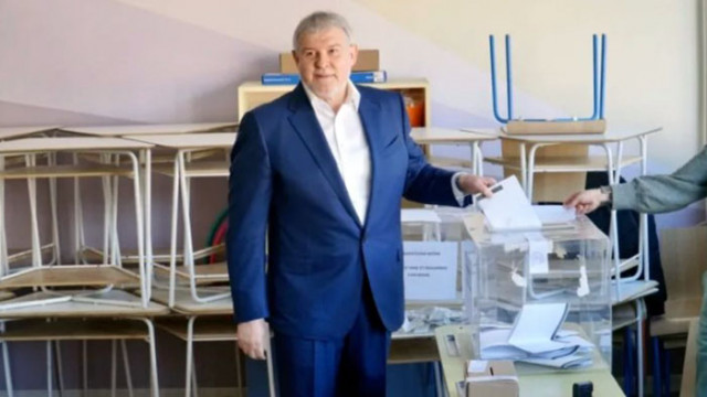 Лидерът на СДС упражни вота си с хартиена бюлетина Гласувах