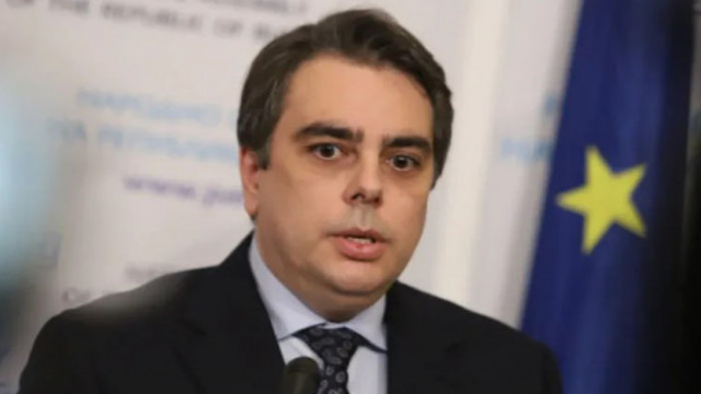 Съпредседателят на ПП Асен Василев успя да гласува едва от