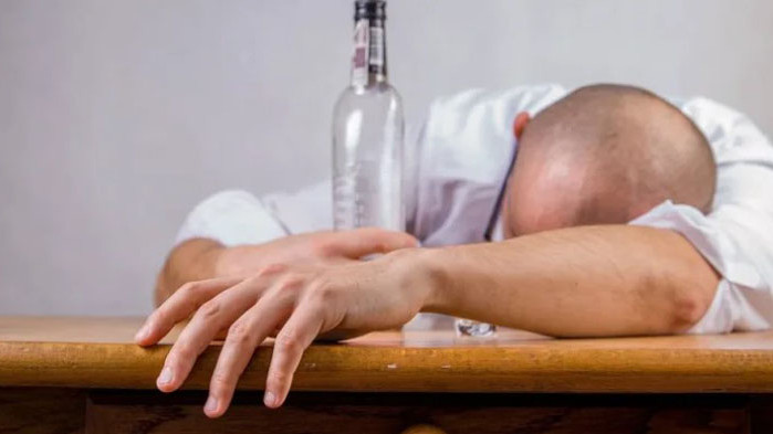 Отстраниха член на СИК, който пристигнал в секцията и миришел