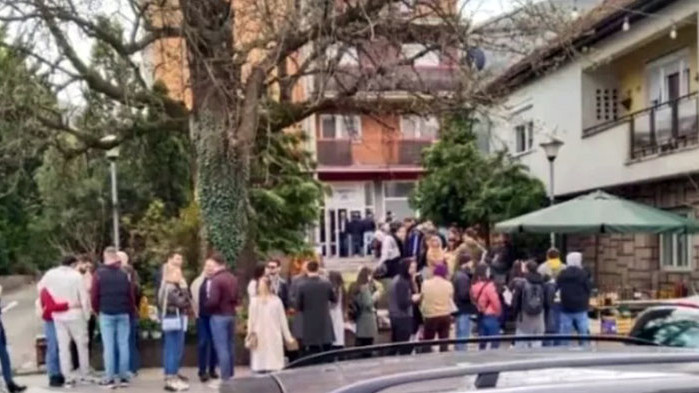 Опашка от изборни туристи от Продължаваме промяната“ и ДБ се