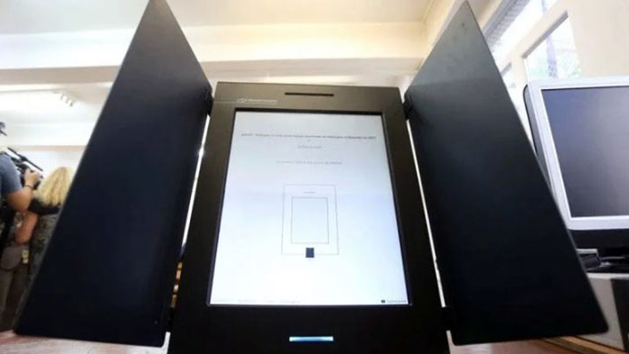 В добричко село машината за гласуване буквално изпуши. Причината –