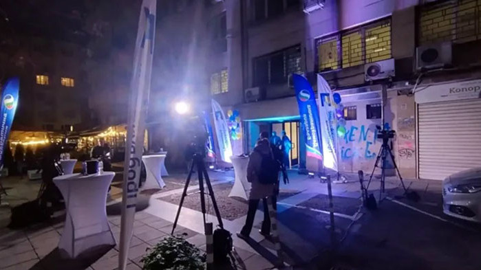 Тъжна гледка на ул. Кърниградска – коктейлните маси за победното