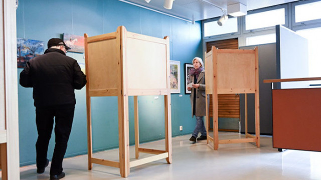 Първите резултати от проведените днес парламентарни избори във Финландия показват паритет