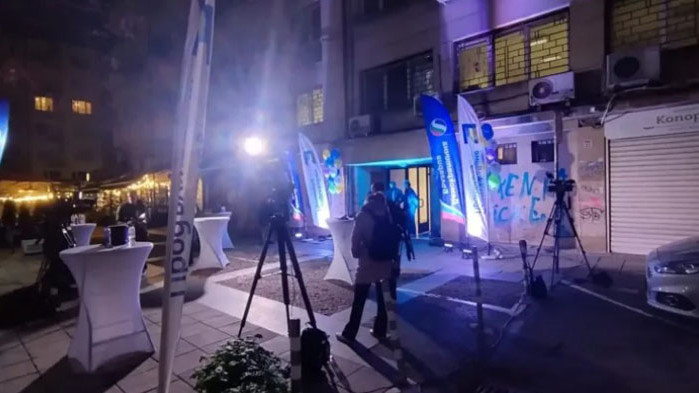 Бенатова: Който е наредил балони и коктейлни маси, много се е издънил