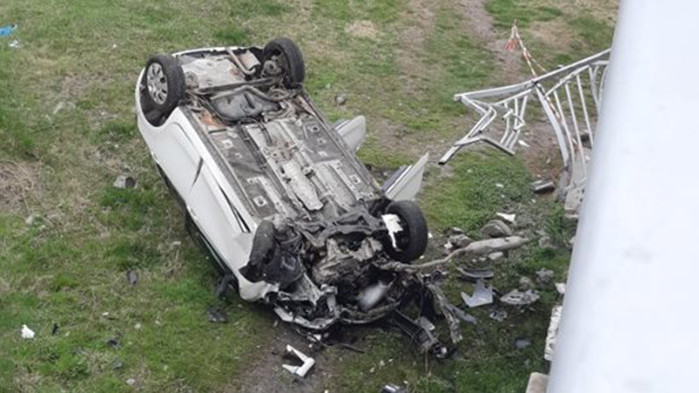 Кола е паднала по таван под моста на кв. Филиповци