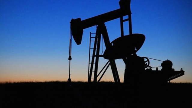 Петролът поевтинява, слаби данни на САЩ подклаждат страховете от рецесия