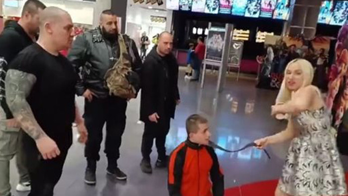 Бивша учителка на униженото в клипа момче ми каза, че