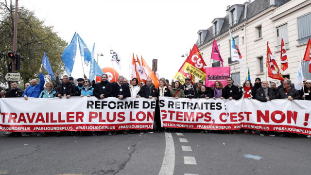 Протестиращи французи прекъснаха движението на автомобили на главното летище в
