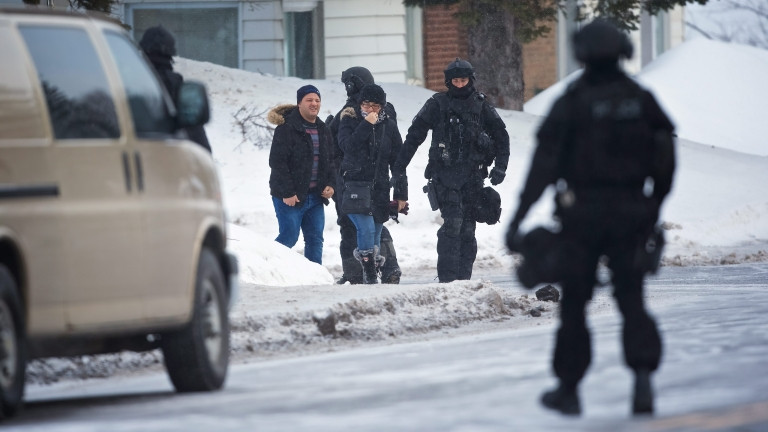 Повече от един милион клиенти все още са без електричество към