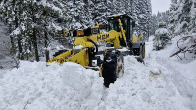 Осем национални пътя остават затворени заради обилен сняг и виелици