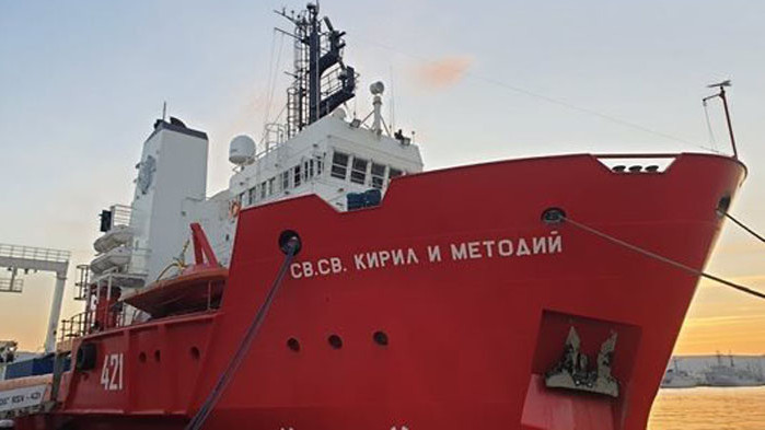 В 07:00 часа корабно време (08:00 часа източноевропейско време) на