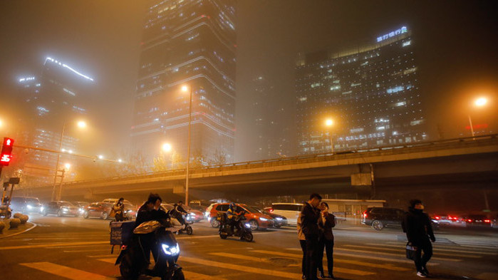 Пекин покрит от пясъчна буря (СНИМКИ)