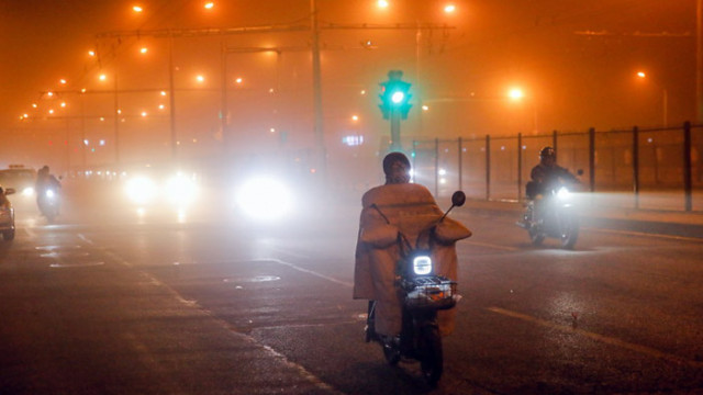 Пекин покрит от пясъчна буря (СНИМКИ)