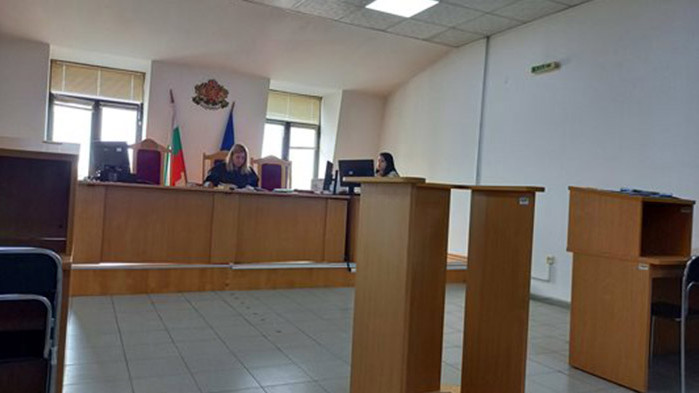 16-годишен от Трилистник снима клип върху гроб и хвърля кръстове, за да впечатли любима