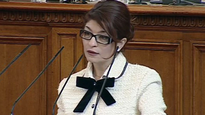 Десислава Атанасова: Изходът от кризата е взаимно уважение