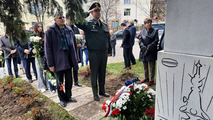 Непоканената в НС Митрофанова полага цветя на паметника на Юрий Гагарин в Банкя