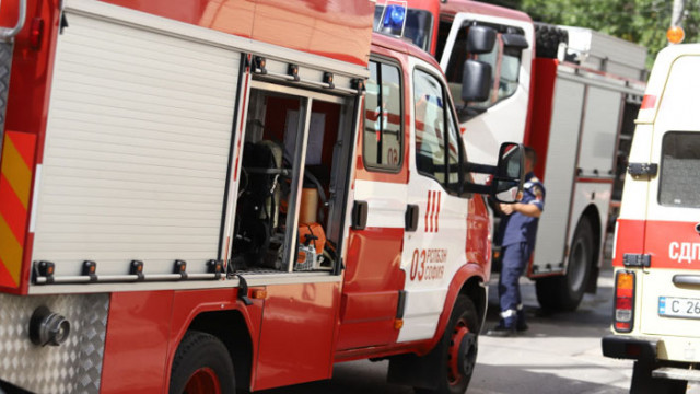 Голям пожар избухна на ул Славянобългарска в близост до бензиностанция