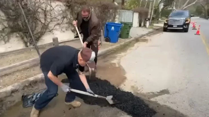 Подразнен от огромна дупка на улица в Лос Анджелис, Арнолд