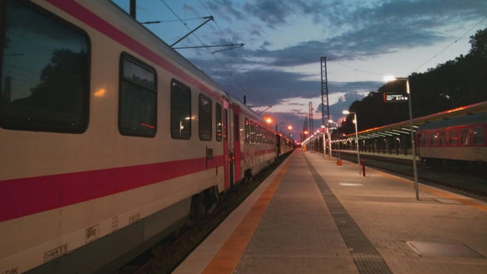 Пътник се барикадира във влака София-Силистра и наръга полицай с