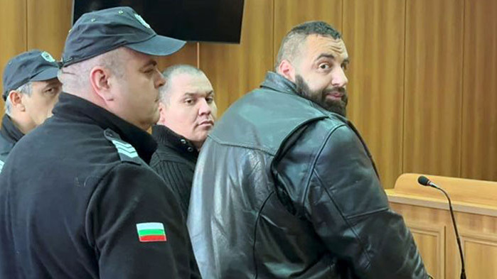 Адвокатът на Чеченеца показа клип, в който вързаното като куче момче язди клиента му