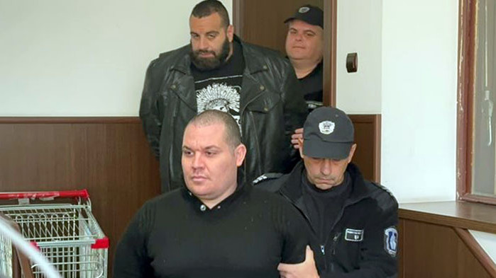 Адвокатът на Чеченеца показа клип, в който вързаното като куче момче язди клиента му