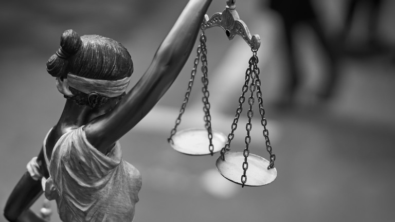 Съдът остави в ареста инфлуенсърите, гаврили се с дете в пловдивски мол