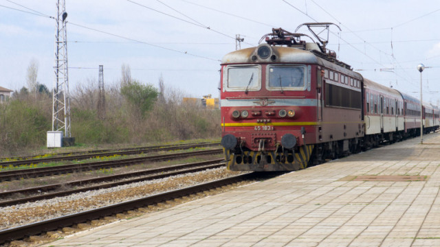 Влак движещ се по път 2 в междугарието Калояновец