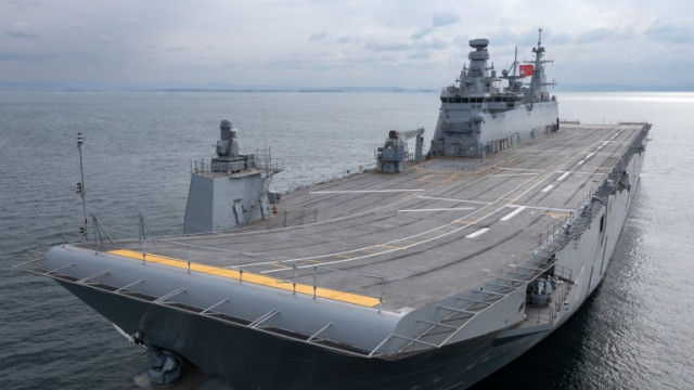 Турция представи десантен кораб построен да носи леки самолети и