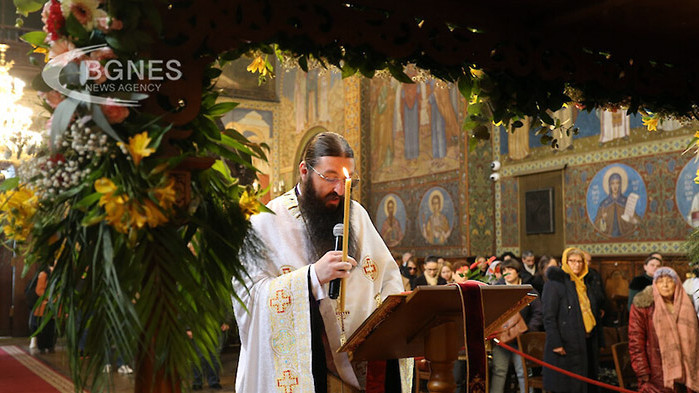 Десетки миряни минаха под Светата Плащеница на Разпети петък