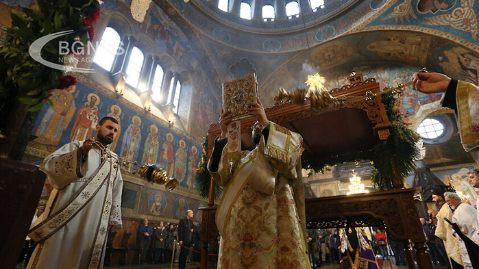 Десетки миряни минаха под Светата Плащеница на Разпети петък