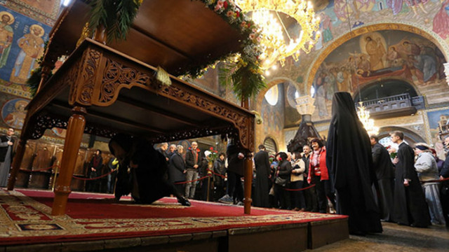 Десетки миряни се събраха на литургия в храм Св Неделя