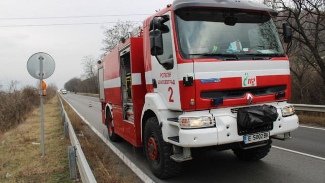 Автомобил засегна при катастрофа разпределително газово табло на ул Орловска в