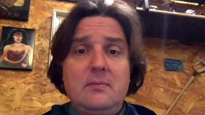 Преподавател от Хюстън от ДБ показва средни пръсти