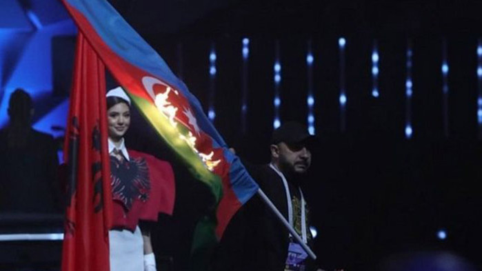 Скандал на европейското по щанги в Ереван! Дизайнер запали флага на Азербайджан