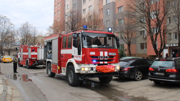 Пожар избухна в апартамент в жилищен блок в Смолян. Трима души,