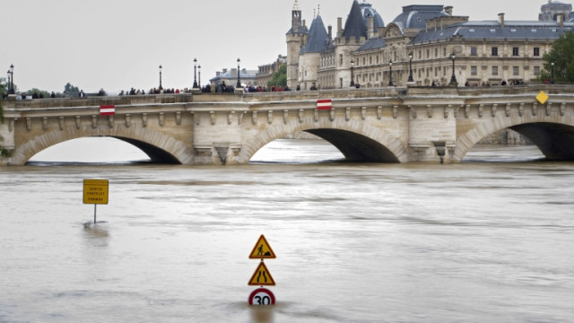 Скъпоструващо и сложно почистване възстановява река Сена във френската столица точно навреме